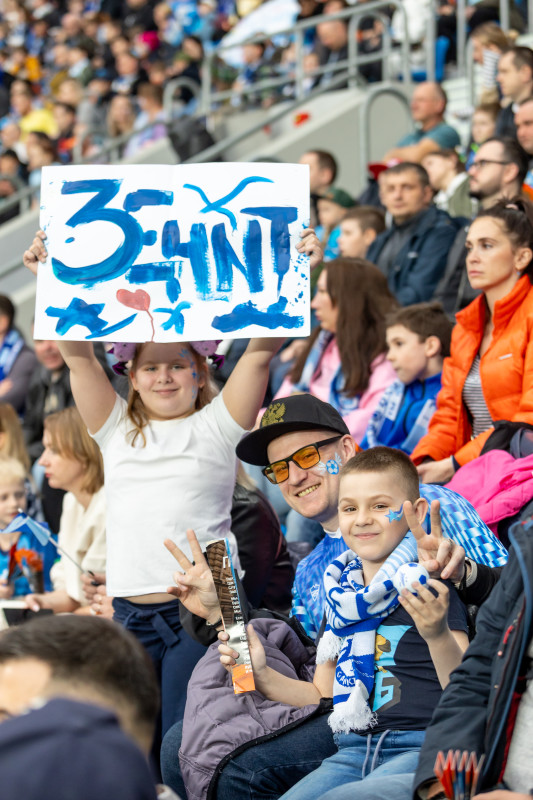 «Все в наших цветах»: болельщики на матче «Зенит»—«Химки»