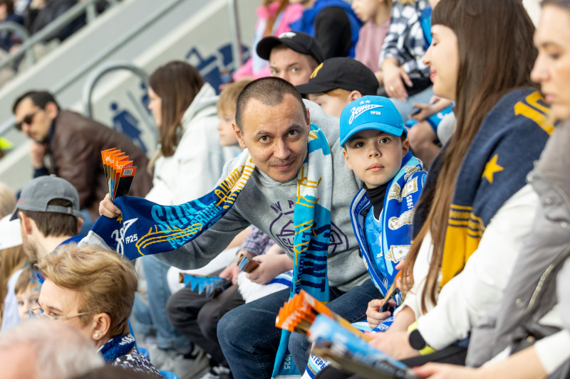 «Все в наших цветах»: болельщики на матче «Зенит»—«Химки»