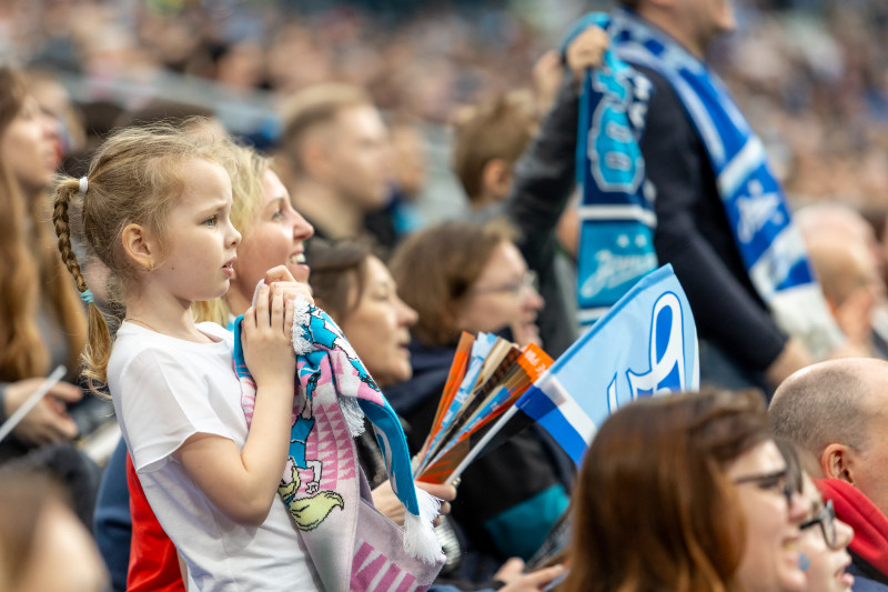 «Все в наших цветах»: болельщики на матче «Зенит»—«Химки»