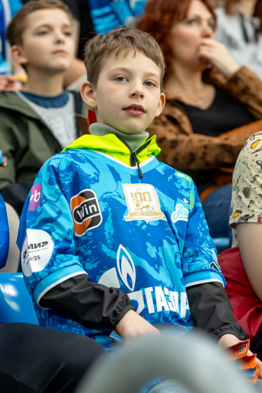 «Все в наших цветах»: болельщики на матче «Зенит»—«Химки»