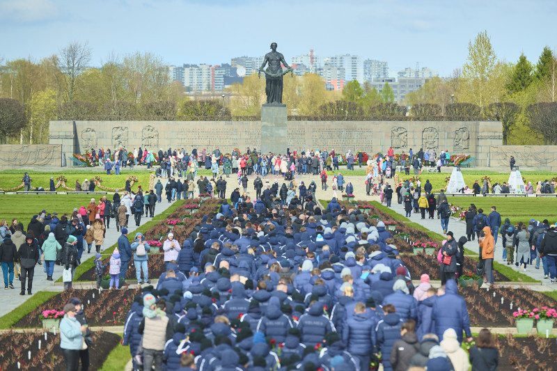 Торжественное возложение цветов на Пискаревском мемориальном кладбище в честь 80-летия Великой Победы