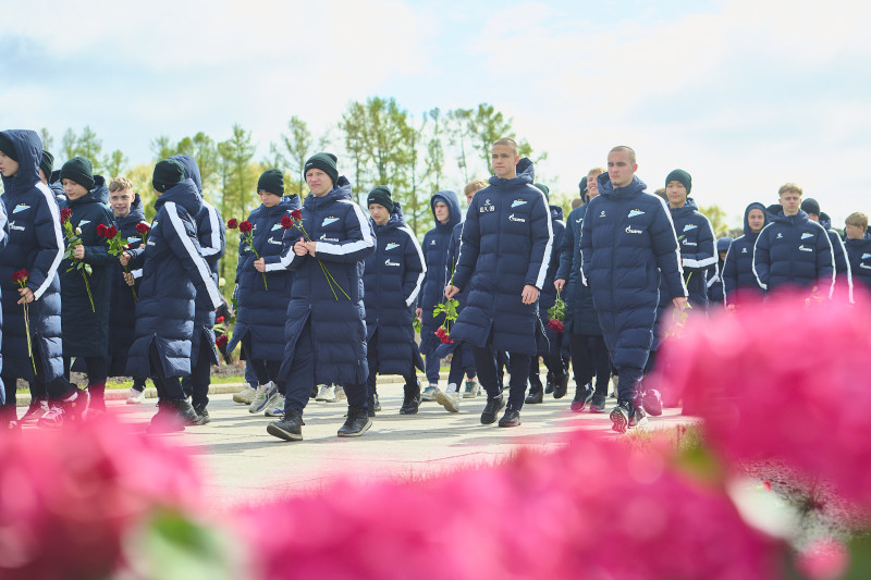 Торжественное возложение цветов на Пискаревском мемориальном кладбище в честь 80-летия Великой Победы