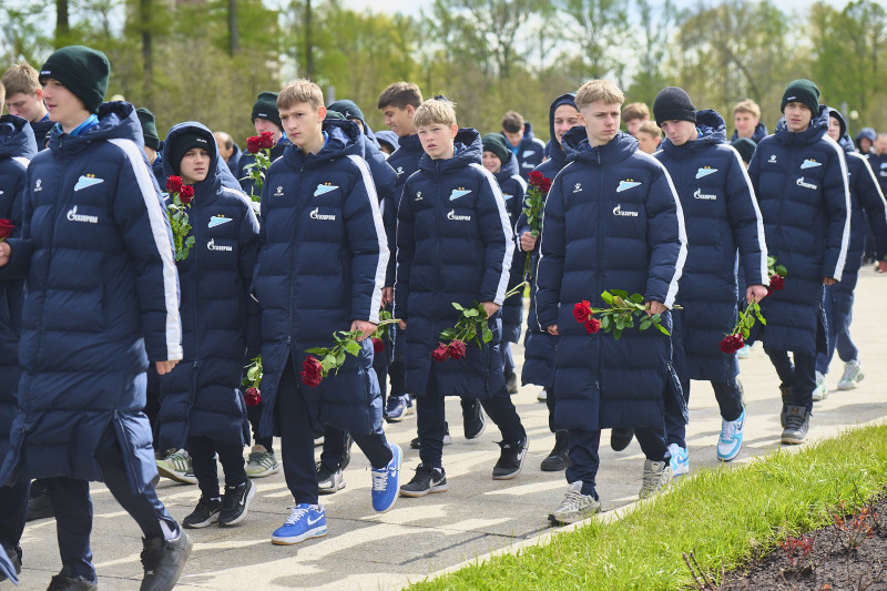 Торжественное возложение цветов на Пискаревском мемориальном кладбище в честь 80-летия Великой Победы