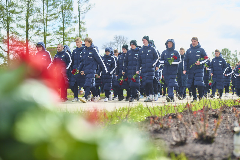 Торжественное возложение цветов на Пискаревском мемориальном кладбище в честь 80-летия Великой Победы