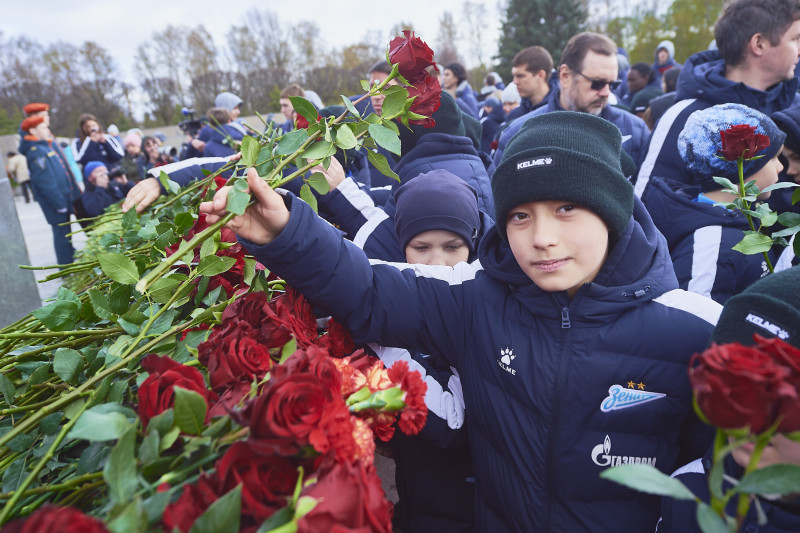 Торжественное возложение цветов на Пискаревском мемориальном кладбище в честь 80-летия Великой Победы