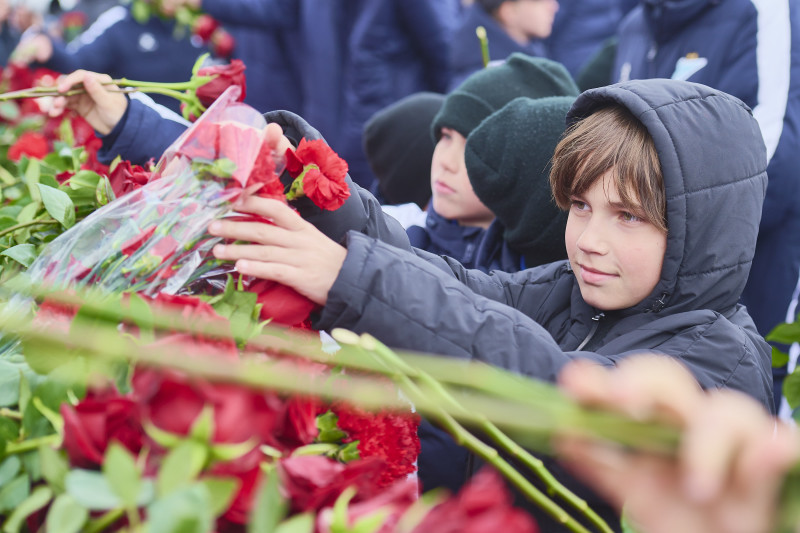 Торжественное возложение цветов на Пискаревском мемориальном кладбище в честь 80-летия Великой Победы