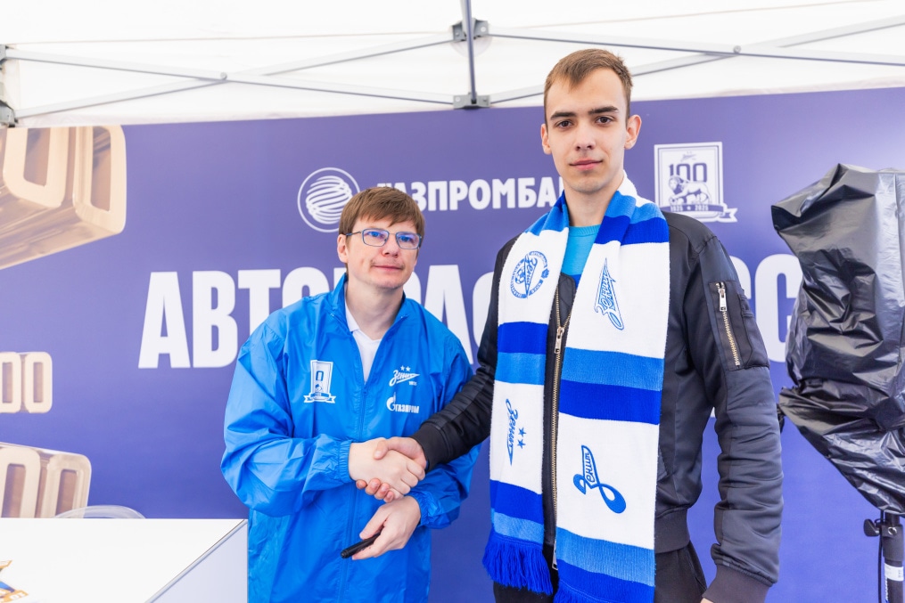 Автограф-сессии легенд на праздничном фан-променаде