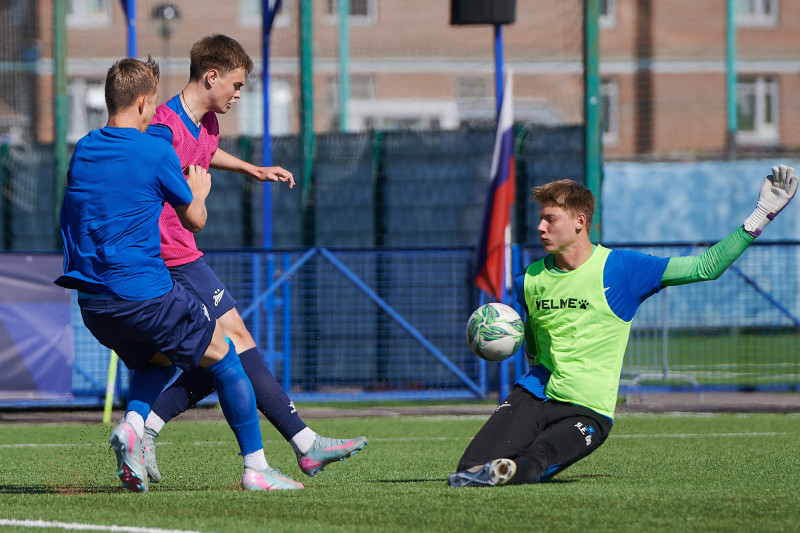 Тренировка юношеской команды «Зенит» U-18 перед матчем с «Акроном» U-18