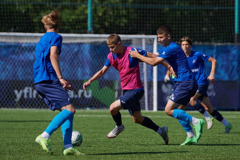 Тренировка юношеской команды «Зенит» U-18 перед матчем с «Акроном» U-18