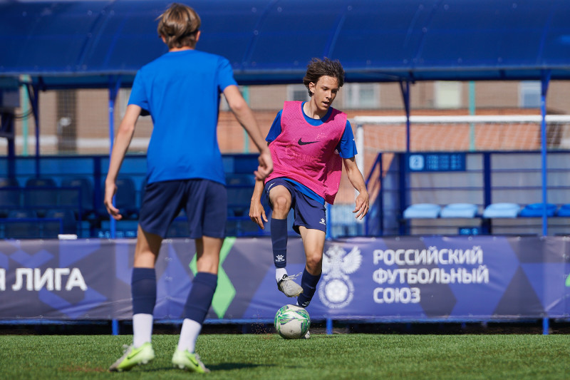 Тренировка юношеской команды «Зенит» U-18 перед матчем с «Акроном» U-18