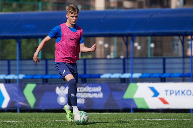 Тренировка юношеской команды «Зенит» U-18 перед матчем с «Акроном» U-18