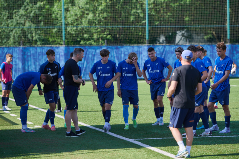 Тренировка юношеской команды «Зенит» U-18 перед матчем с «Акроном» U-18