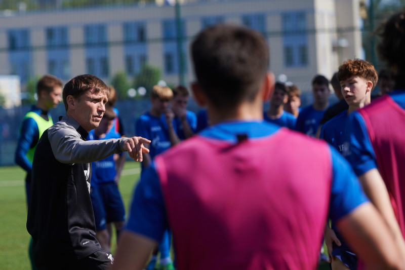 Тренировка юношеской команды «Зенит» U-18 перед матчем с «Акроном» U-18