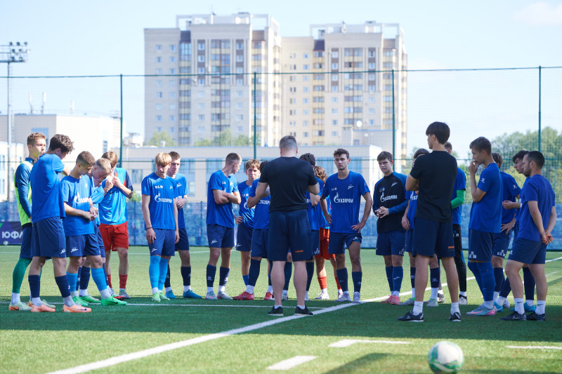 Тренировка юношеской команды «Зенит» U-18 перед матчем с «Акроном» U-18