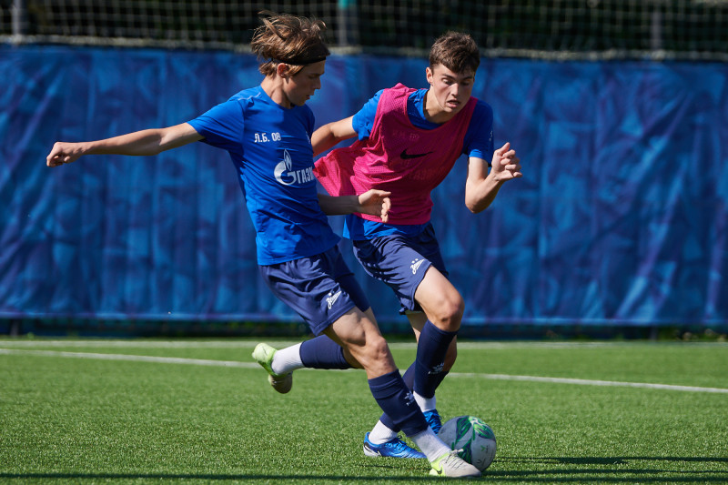 Тренировка юношеской команды «Зенит» U-18 перед матчем с «Акроном» U-18