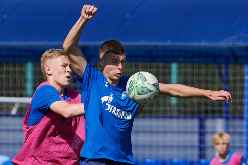 Тренировка юношеской команды «Зенит» U-18 перед матчем с «Акроном» U-18