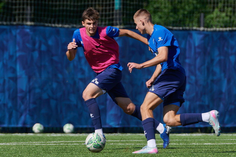 Тренировка юношеской команды «Зенит» U-18 перед матчем с «Акроном» U-18