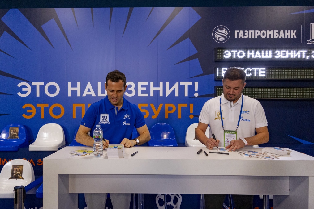 Автограф-сессии легенд на праздничном фан-променаде