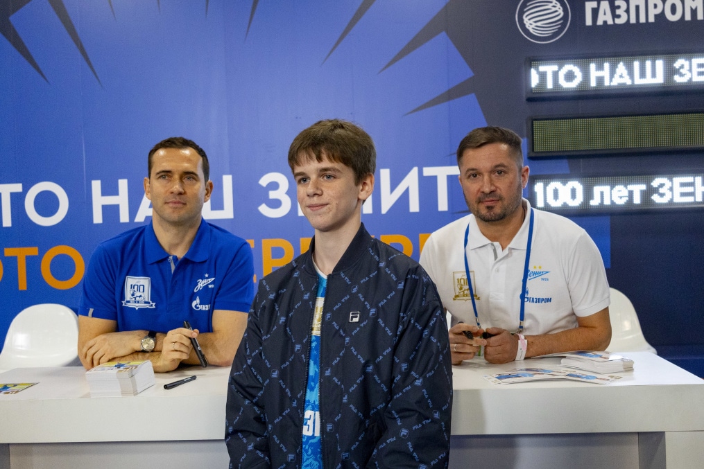 Автограф-сессии легенд на праздничном фан-променаде