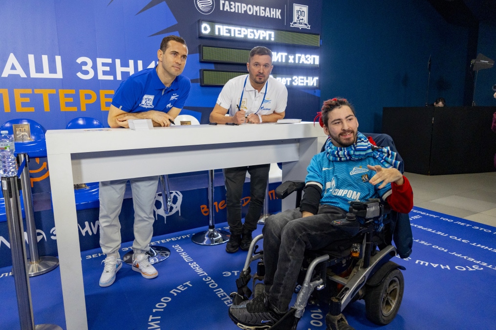 Автограф-сессии легенд на праздничном фан-променаде