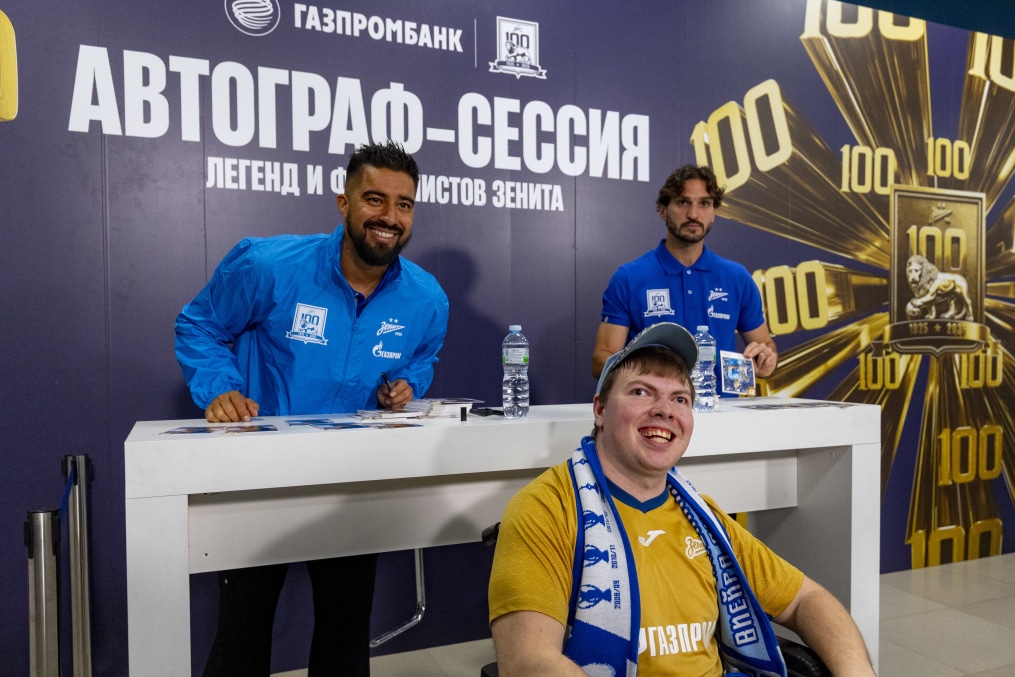 Автограф-сессии легенд на праздничном фан-променаде