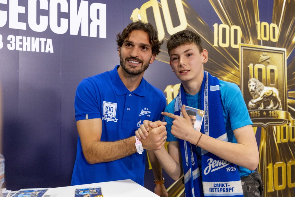 Автограф-сессии легенд на праздничном фан-променаде
