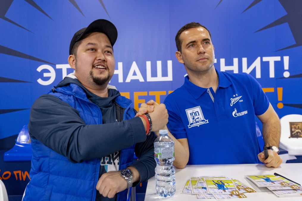 Автограф-сессии легенд на праздничном фан-променаде