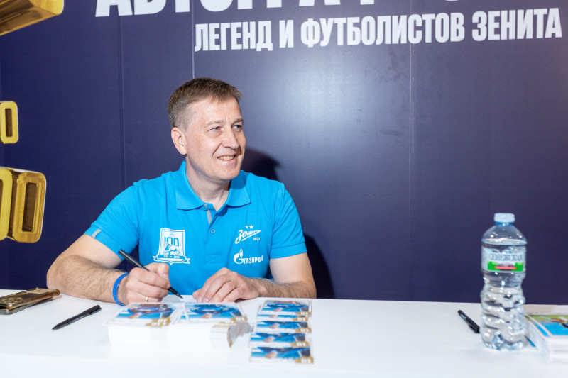 Автограф-сессии легенд на праздничном фан-променаде