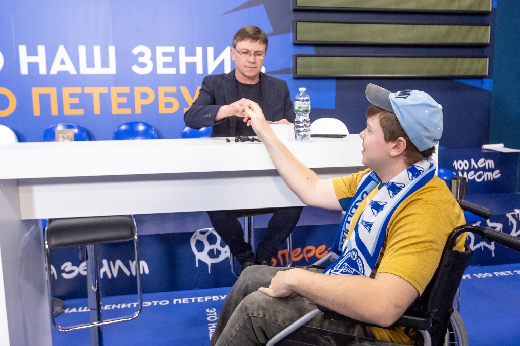 Автограф-сессии легенд на праздничном фан-променаде