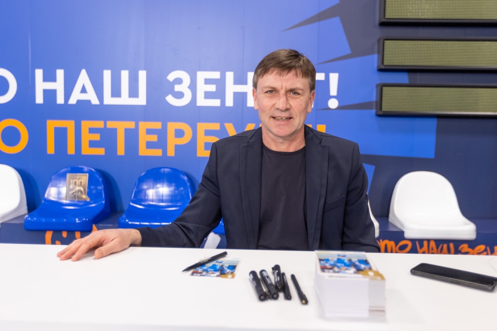 Автограф-сессии легенд на праздничном фан-променаде