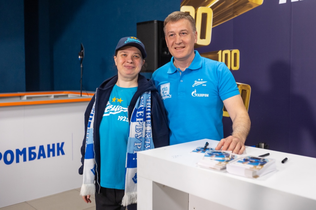 Автограф-сессии легенд на праздничном фан-променаде