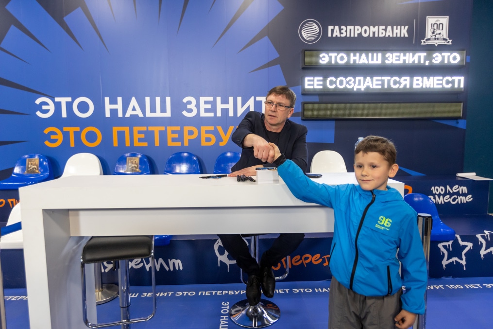 Автограф-сессии легенд на праздничном фан-променаде