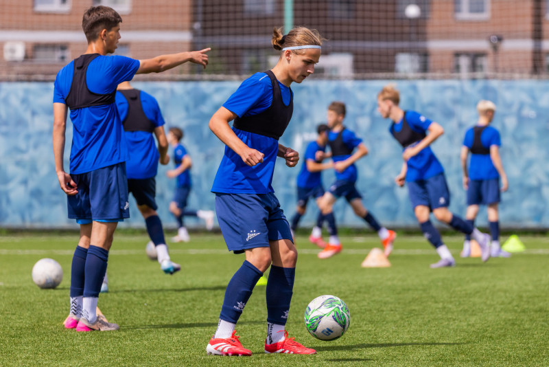Тренировка юношеской команды «Зенит» U-16 перед матчем с «Чертаново» U-16