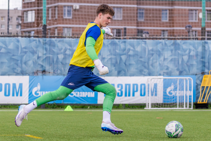 Тренировка юношеской команды «Зенит» U-16 перед матчем с «Чертаново» U-16