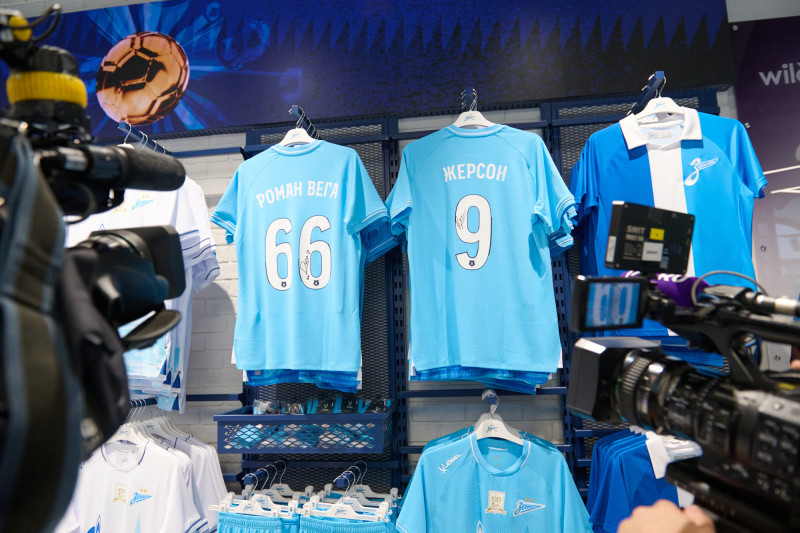 Презентация Жерсона и Романа Веги в фирменном магазине «Зенит-Арена»