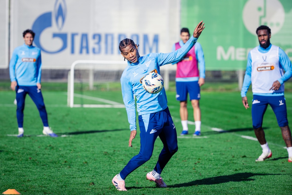 Тренировка основного состава в перерыве на матчи сборных