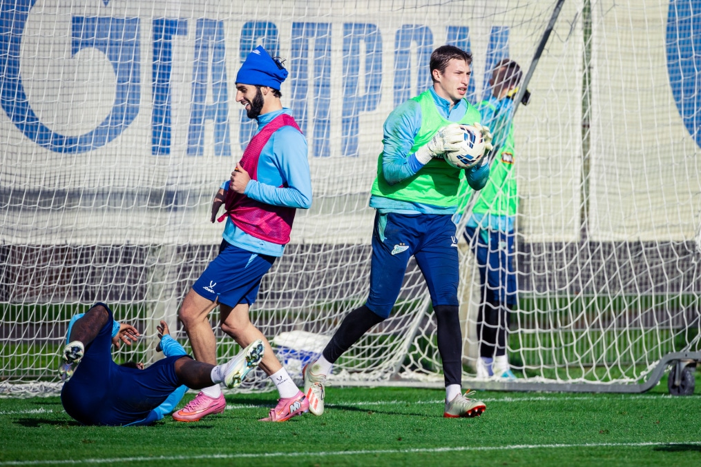Тренировка основного состава в перерыве на матчи сборных