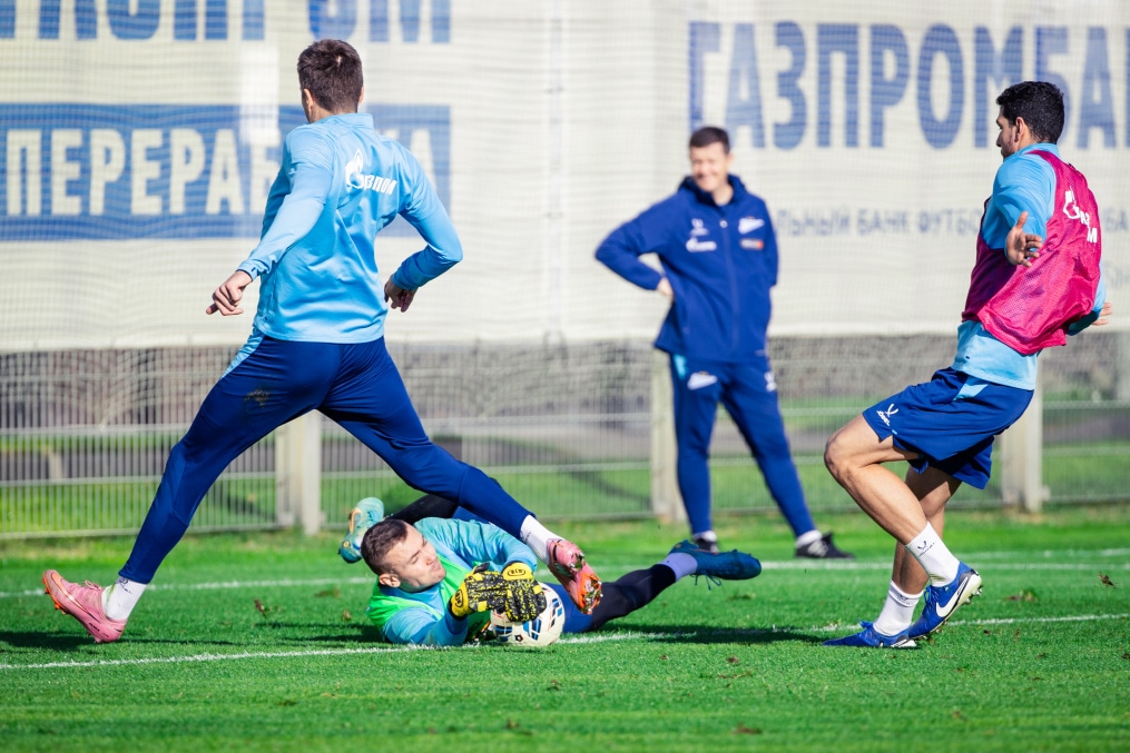 Тренировка основного состава в перерыве на матчи сборных