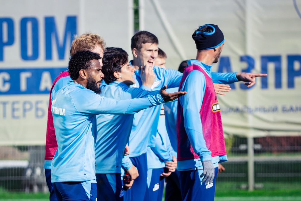 Тренировка основного состава в перерыве на матчи сборных