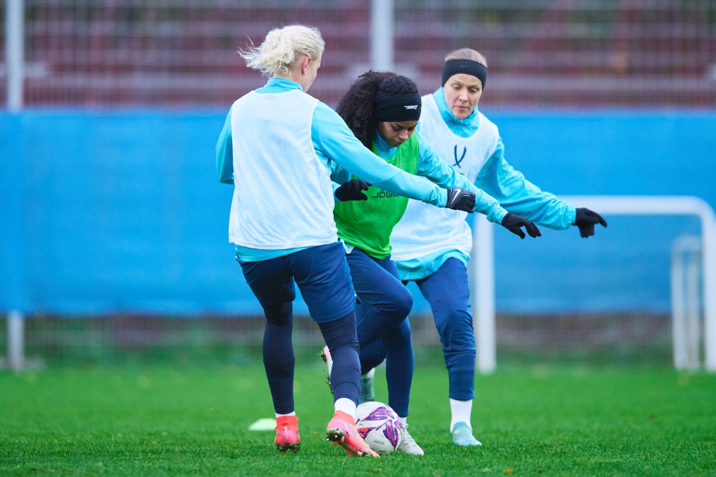 Тренировка женской команды перед матчем с «Локомотивом»