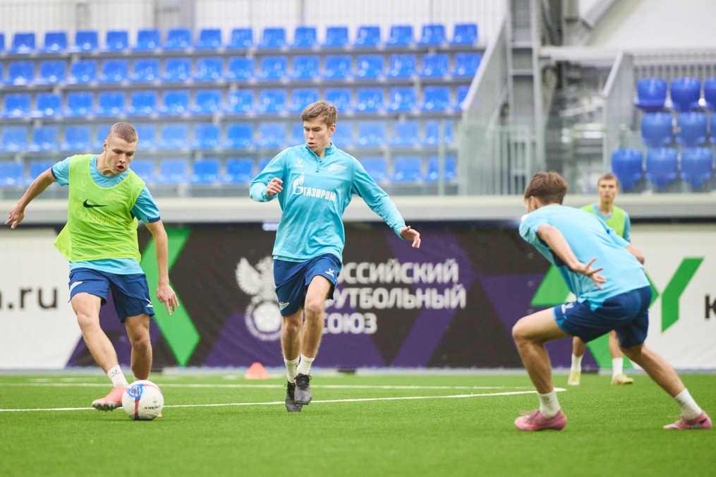 Тренировка «Зенита»-2 перед товарищеским матчем с «Зенитом»-м
