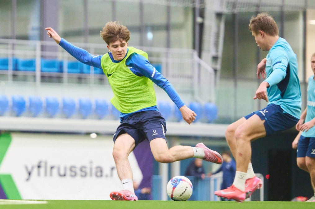 Тренировка «Зенита»-2 перед товарищеским матчем с «Зенитом»-м