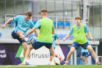 Тренировка «Зенита»-2 перед товарищеским матчем с «Зенитом»-м