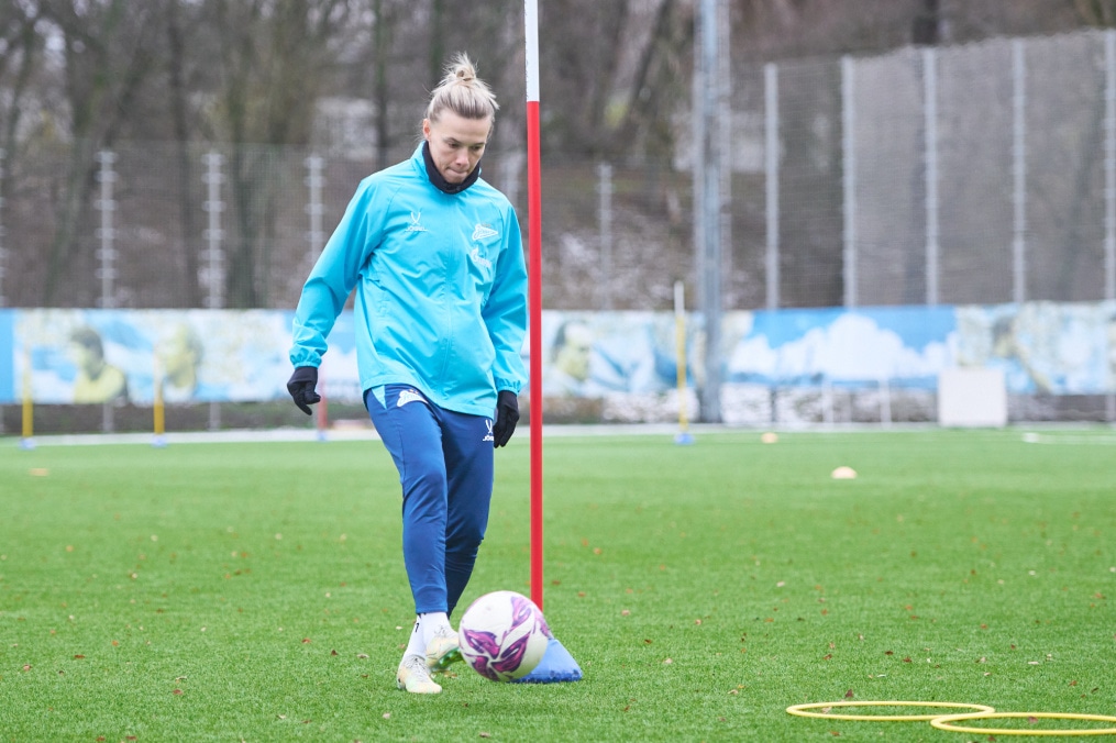 Тренировка женской команды на базе в Удельном парке