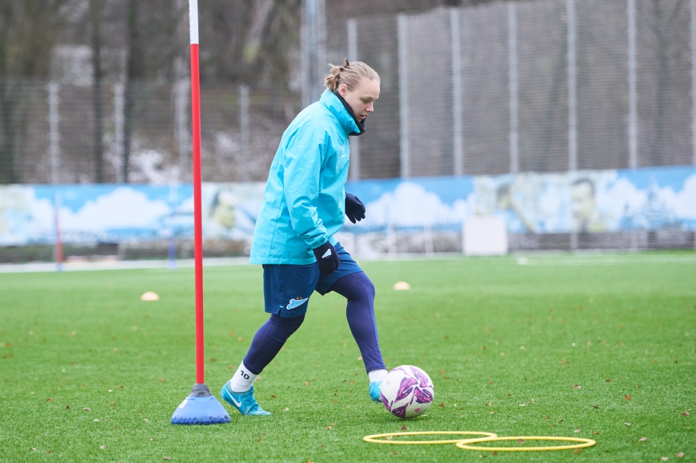 Тренировка женской команды на базе в Удельном парке