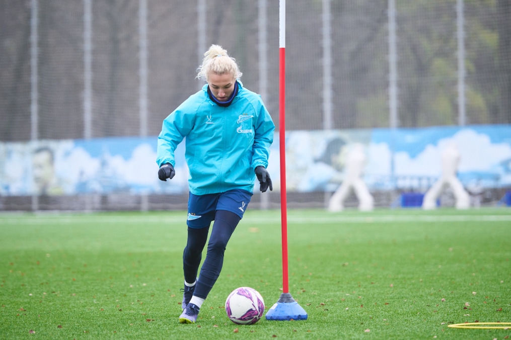 Тренировка женской команды на базе в Удельном парке