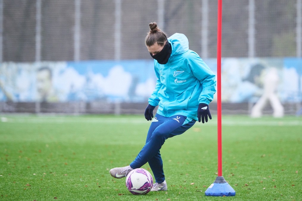 Тренировка женской команды на базе в Удельном парке