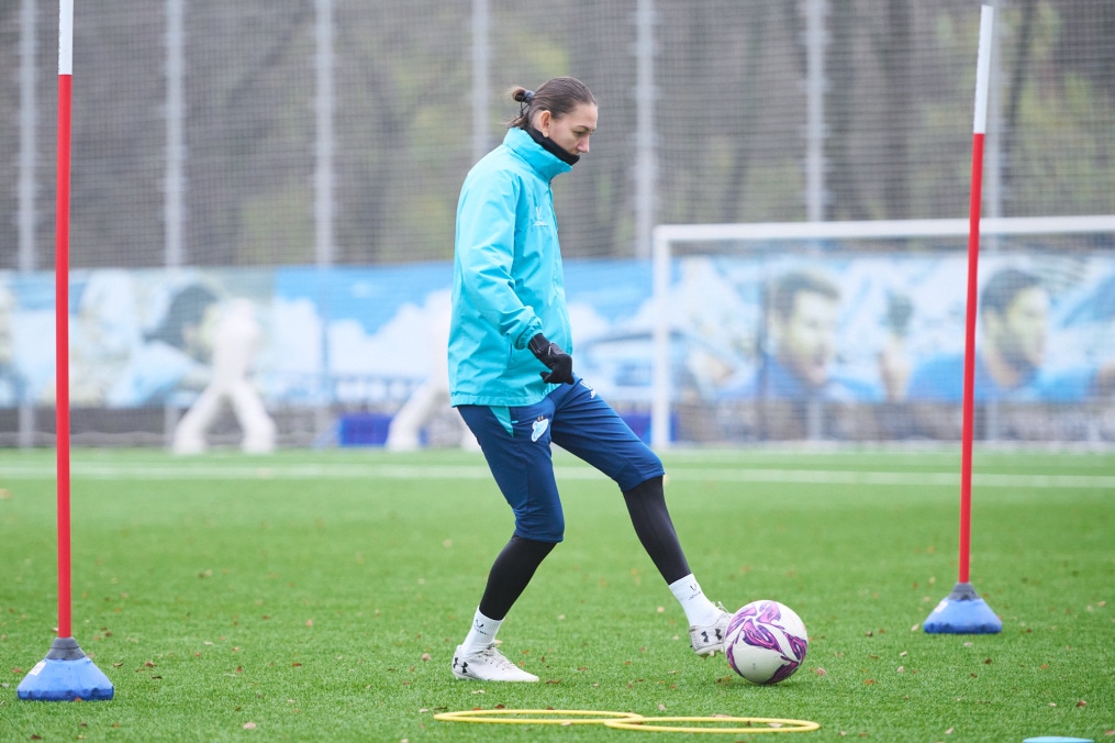 Тренировка женской команды на базе в Удельном парке