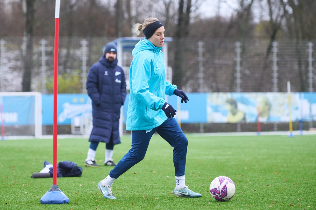 Тренировка женской команды на базе в Удельном парке