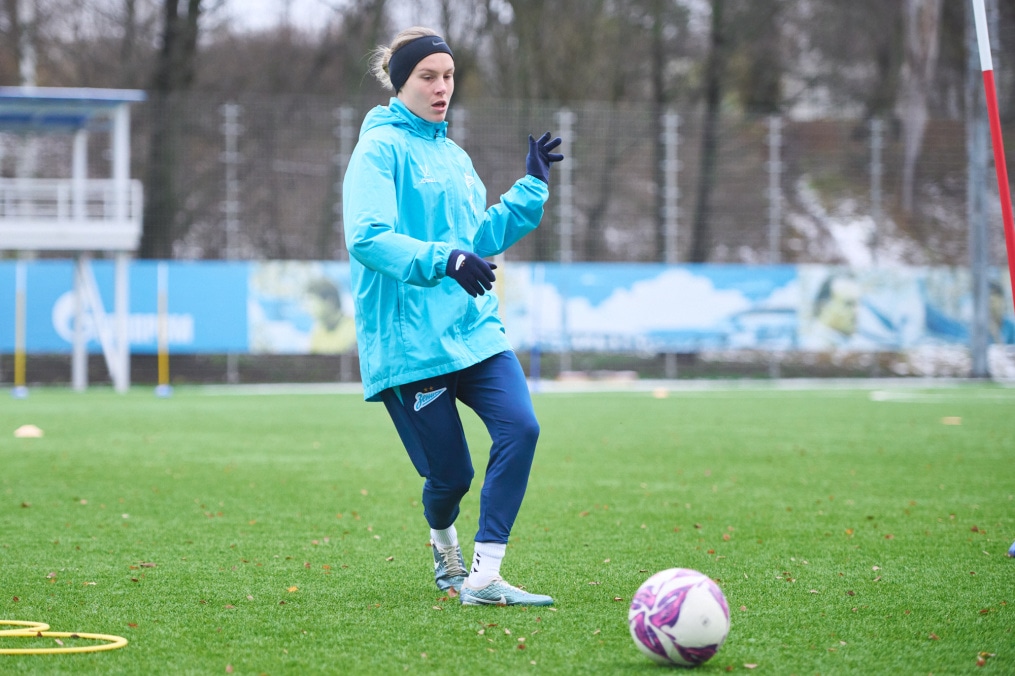 Тренировка женской команды на базе в Удельном парке